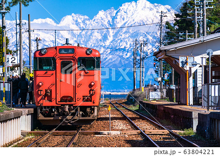 《富山県》雨晴駅・氷見線と立山連峰 《富山県》雨晴駅・氷見線と立山連峰 63804221