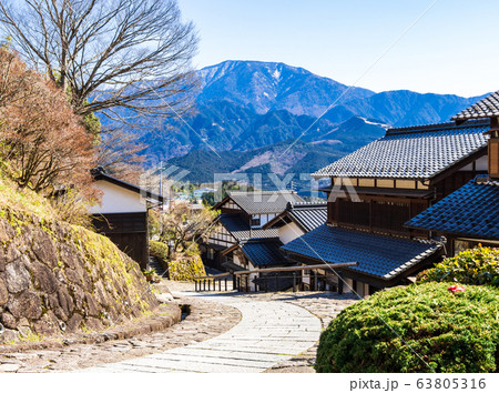 馬籠宿から望む恵那山　岐阜県 63805316