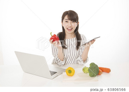 女性　野菜 63806566
