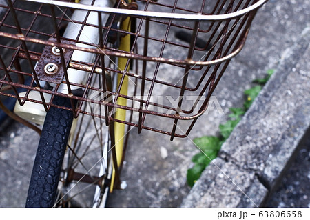 捨てられた自転車の写真素材