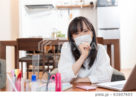 マスクをした若い女性 マスクをした若い女性 63807603