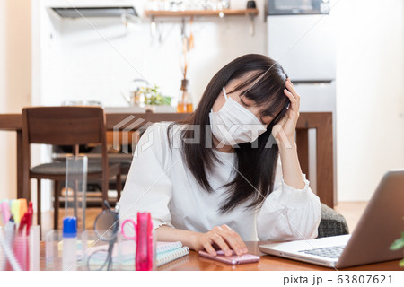 マスクをした若い女性 63807621