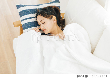 ソファで寝る女性 63807781
