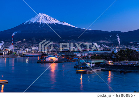 《静岡県》富士山を望む田子の浦の夜明け・ブルーモーメント 《静岡県》富士山を望む田子の浦の夜明け・ブルーモーメント 63808957