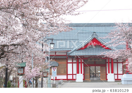 桜と弥彦駅駅舎 63810129