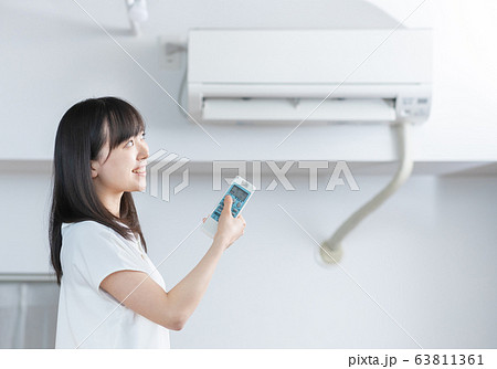 エアコン　女性　白バック 63811361