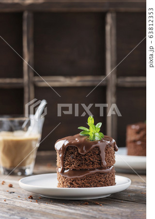 Chocolate mini cake on the wooden table Chocolate mini cake on the wooden table 63812353