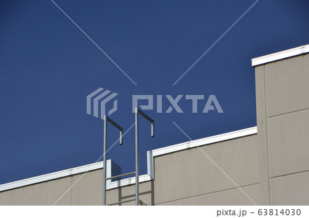 避難梯子と青空 63814030