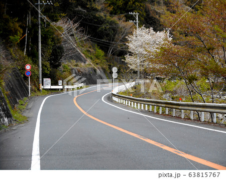 川沿いの山道 川沿いの山道 63815767