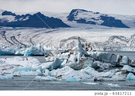 Floating icebergs in Jokulsarlon glacier lagoon, Iceland Floating icebergs in Jokulsarlon glacier lagoon, Iceland 63817211