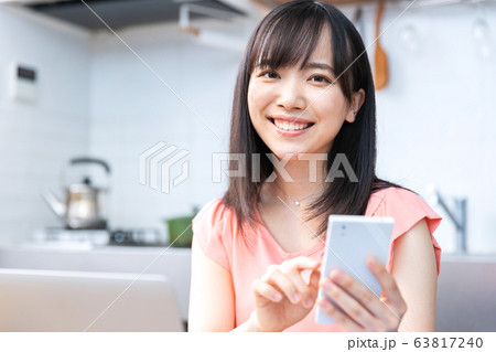 テレワーク 女性 リビング テレワーク 女性 リビング 63817240