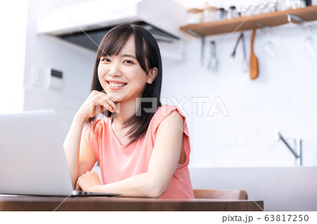 テレワーク 女性 リビング テレワーク 女性 リビング 63817250