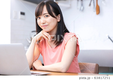 テレワーク 女性 リビング テレワーク 女性 リビング 63817251