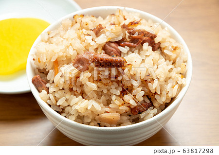 たこめし・タコの炊き込みご飯。写真奥には漬物(たくあん漬け)。 たこめし・タコの炊き込みご飯。写真奥には漬物(たくあん漬け)。 63817298