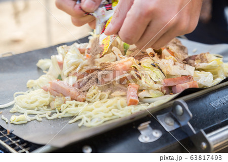 アウトドアの焼きそば アウトドアの焼きそば 63817493