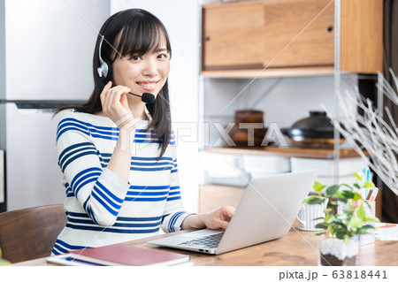 女性 自宅 リモートワーク 女性 自宅 リモートワーク 63818441