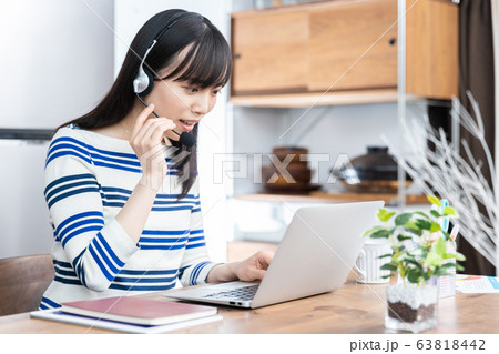 女性 自宅 リモートワーク 女性 自宅 リモートワーク 63818442