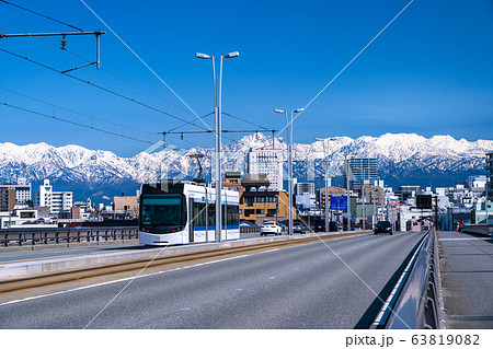 《富山県》富山の街並み・路面電車と立山連峰 63819082