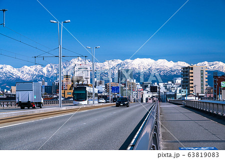 《富山県》富山の街並み・路面電車と立山連峰 63819083