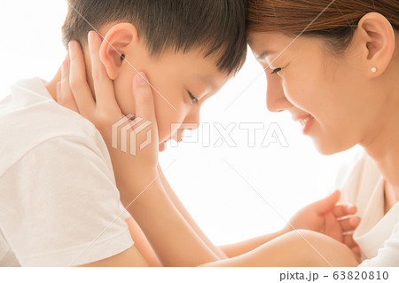 親子 母親 子ども 息子 眠り 子守歌 可愛いの写真素材