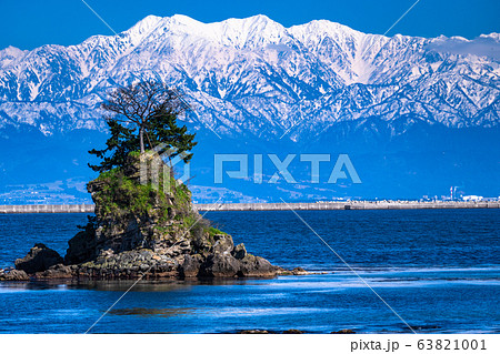 《富山県》雨晴海岸・女岩と立山連峰 63821001