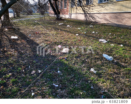 Garbage is scattered on the ground. 63821809