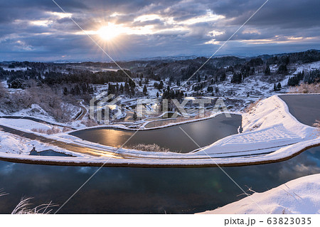 《新潟県》星峠の棚田・雪景色 63823035