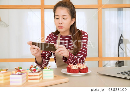 女性 若い 料理 スイーツ 配信 ユーチューバー 撮影 女性 若い 料理 スイーツ 配信 ユーチューバー 撮影 63823100