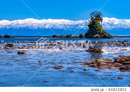 《富山県》雨晴海岸・女岩と立山連峰 63823832