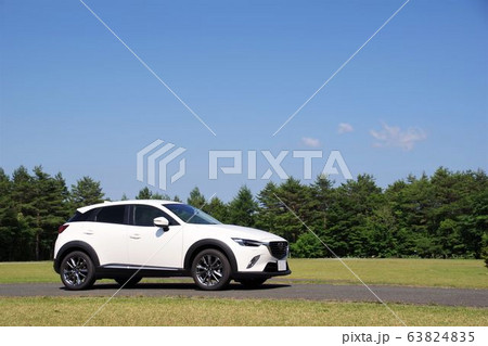 自動車イメージ　コンパクトSUV　空バック 63824835