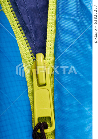 Zipper half open 63825257