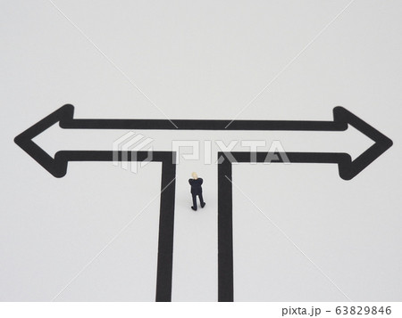 どちらかの選択に悩む人 どちらかの選択に悩む人 63829846