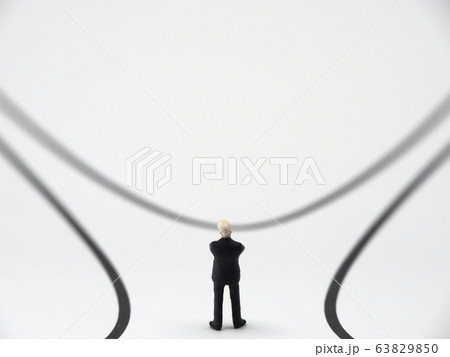 分かれ道で選択に迷う人 63829850