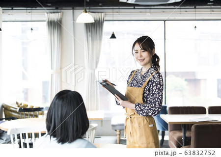 カフェ 店員 女性 カフェ 店員 女性 63832752