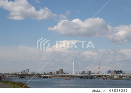 晴れた日に土手から大空を見上げる 63833081