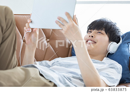 男性　タブレット　ヘッドフォン 63833875