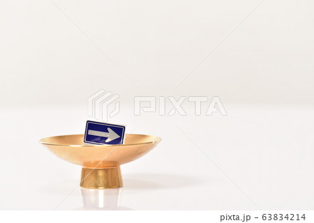 金杯と右矢印 63834214