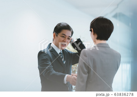 business　照れるビジネスマン 63836278