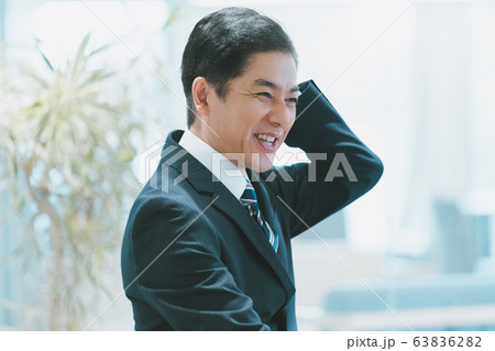 business　照れるビジネスマン 63836282