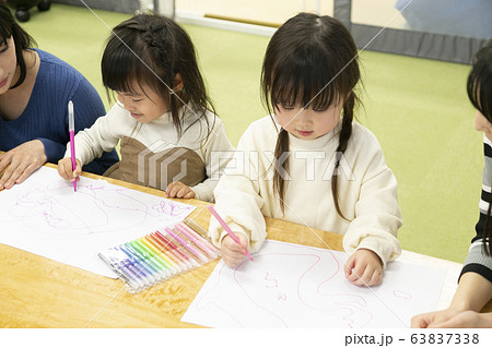 お絵かきをする子ども お絵かきをする子ども 63837338