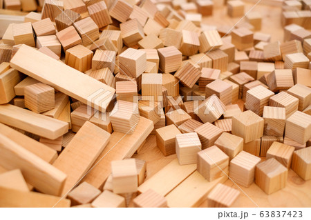 積み木　木片　キューブ　背景素材 63837423
