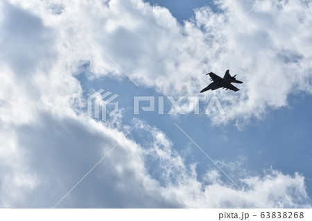大空を翔る米海軍のFA-18戦闘機 63838268