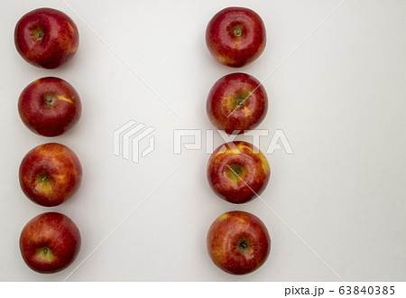 白い紙の上のりんごコンポジション Composition Of Apples 7の写真素材