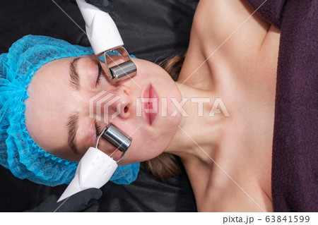 Microcurrent facial therapy in a beauty salon 63841599