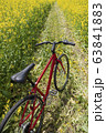 赤い自転車と菜の花畑 63841883