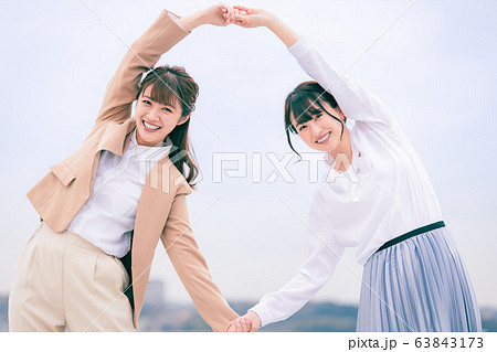 若い女性 手をつなぐ ストレッチ 若い女性 手をつなぐ ストレッチ 63843173
