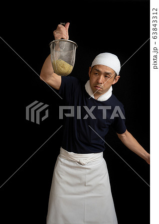 ラーメン屋店主、麺を茹でる ラーメン屋店主、麺を茹でる 63843312