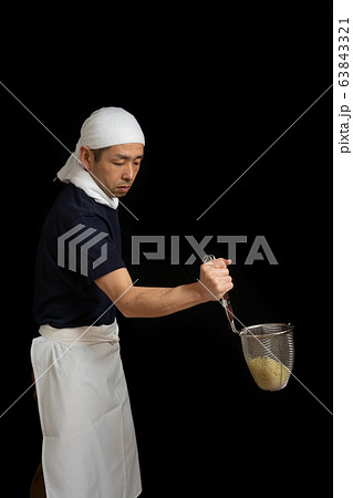 ラーメン屋店主、麺を茹でる ラーメン屋店主、麺を茹でる 63843321