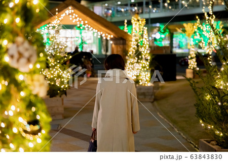 クリスマス　女性　デート 63843830