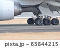 着陸直後の飛行機のタイヤアップ 63844215